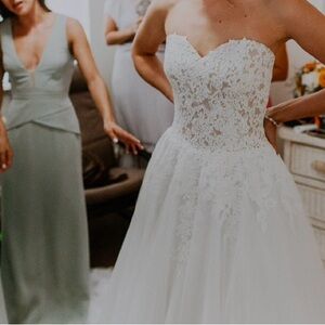 Elegant Lace Strapless Wedding Dress